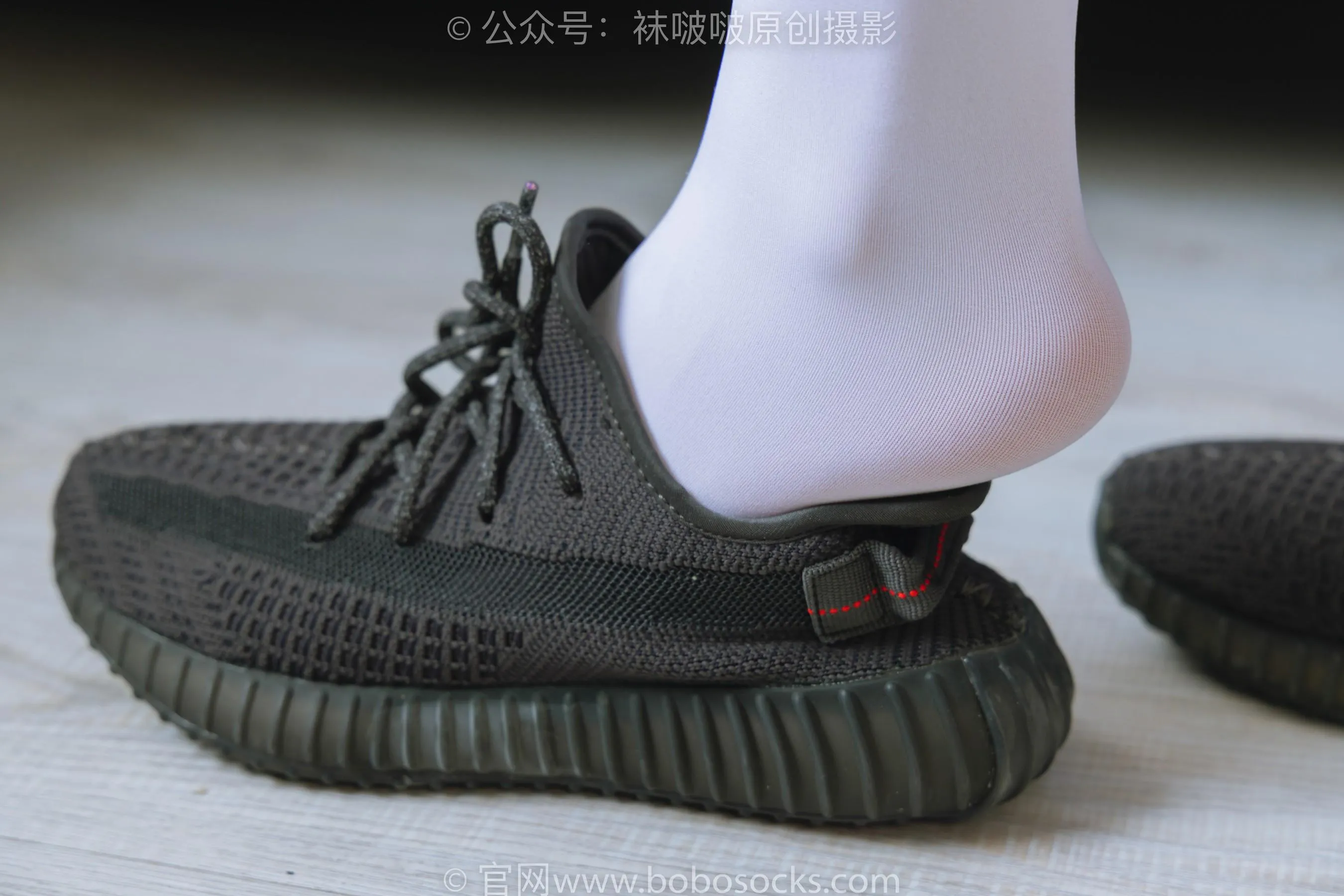 [BoBoSocks袜啵啵]NO.214 小沫-黑色运动鞋、厚白丝 [89P]插图2
